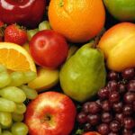 Alimentos saludables, como frutas y verduras.