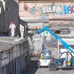Dos operarios inauguran las obras de demolición de los viejos Encants