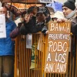 Afectados por las preferentes se manifiestan a las puertas de la Audiencia Nacional