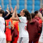 [GRAFCVA5776. LE HAVRE, 17/06/2019.- Las jugadoras de la selección española celebran la clasificación para octavos de final del Mundial de Francia 2019 con su entrenador, Jorge Vilda, tras empatar contra China en el tercer y último partido de la primera fase. EFE/Juan Carlos Cárdenas]