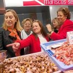 La ministra y la alcaldesa visitaron ayer la nueva pescadería del Mercado Central
