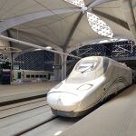 Un tren del AVE a La Meca realiza una parada en la estación de Ciudad Económica Rey Abdalá