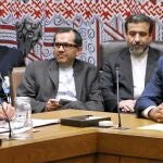 El jefe de la diplomacia de EE UU, John Kerry, junto a su homólogo iraní, Javad Zarif, en la sede de la ONU en Nueva York