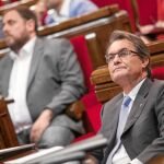 Mas con Junqueras de fondo en una de las sesiones plenarias del Parlament