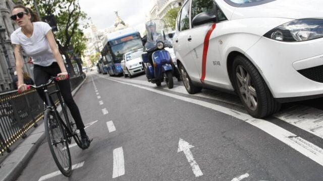 Imagen de archivo de un ciclista circula sin casco por un carril bici 