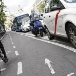 Imagen de archivo de un ciclista circula sin casco por un carril bici 