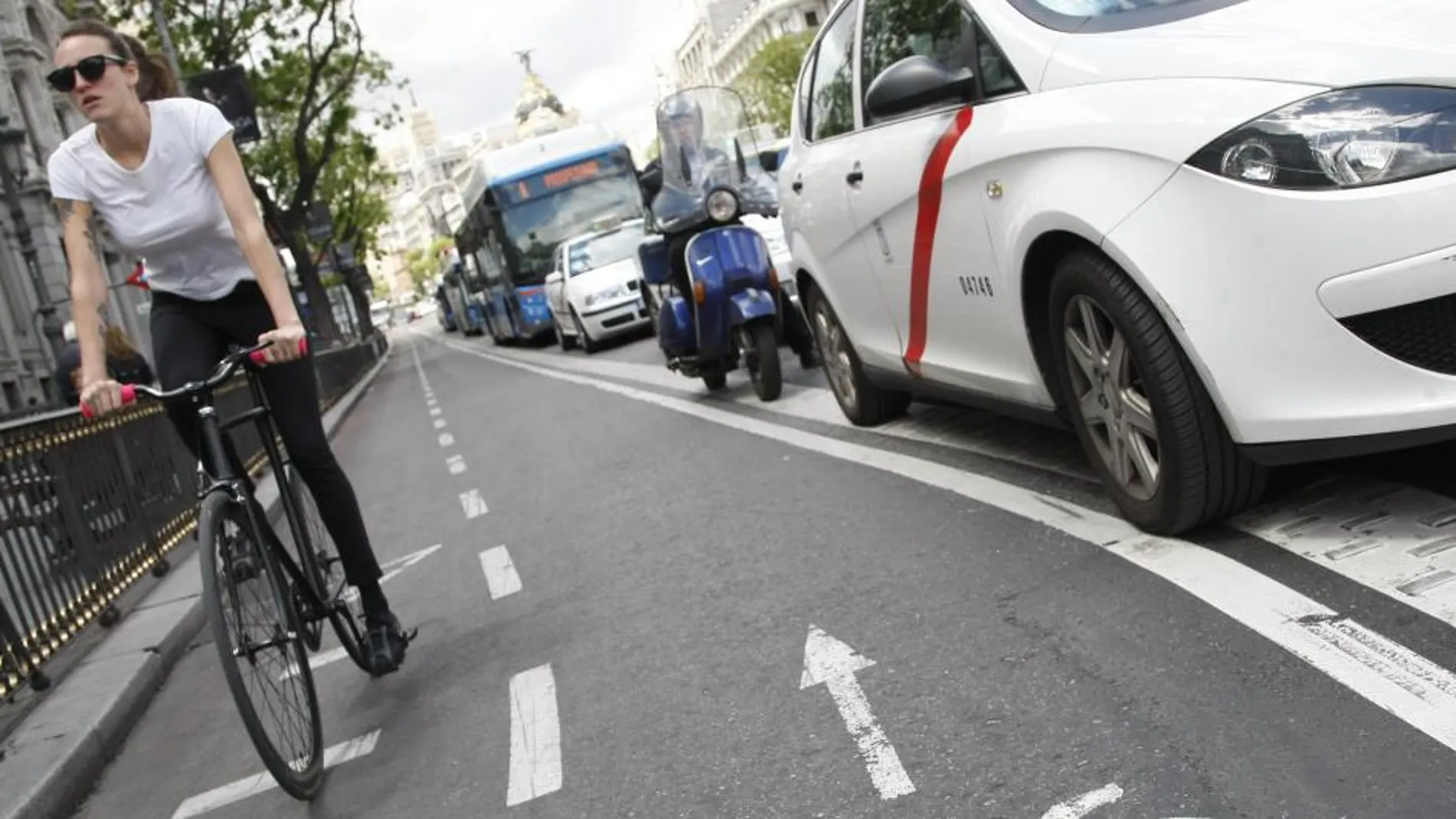 Imagen de archivo de un ciclista circula sin casco por un carril bici