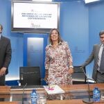 Milagros Marcos, el gerente de Servicios Sociales, Jesús Fuertes, y el secretario general, Eduardo Cabanillas