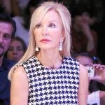 Carmen combina el su vestido con unos pendientes colgantes