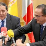 El consejero Antonio María Sáez con el gerente de Sacyl, Eduardo García Prieto