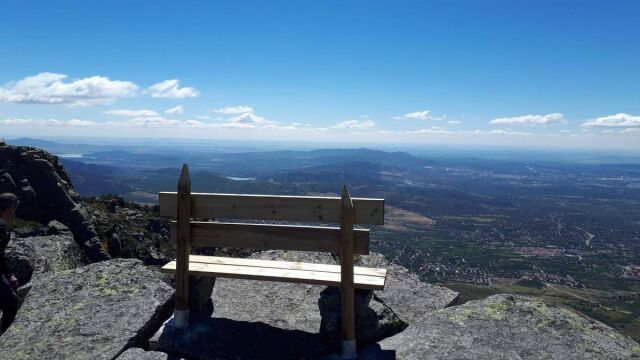 El banco colocado en el pico de Peñota
