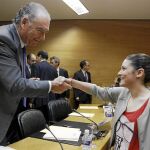 Iturriaga saluda a Mireia Mollà en la Comisión de investigación de Les Corts sobre la intervención de la CAM