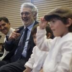 Plácido Domingo, junto al doctor que le ha tratado, Carlos González (izq.), y a sus nietos Alvaro y Pablo.