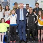 Juan Roig posa con los deportistas valencianos que recibirán estas becas