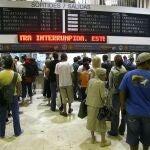 Las personas con discapacidad tienen que pasar por las colas para adquirir un billete de RENFE