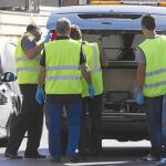 Los servicios funerarios en el momento de recoger los tres cadáveres