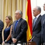 Recuerdo a los fallecidos Antes de comenzar ayer las comparecencias de los presidentes de Renfe y ADIF, los diputados de la Comisión de Fomento guardaron un minuto de silencio en memoria de los fallecidos en Santiago