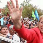 La candidata socialista, Michelle Bachelet, saluda ayer a sus simpatizantes en Santiago