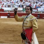 Fandiño da la vuelta al ruedo con la oreja del sexto de la tarde
