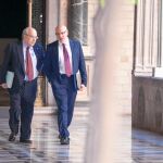 El conseller Mas-Colell, en los pasillos del Palau de la Generalitat