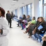 Un grupo de personas, entre ellos varios trabajadores con baja por incapacidad temporal, antes de ser valorados por los especialistas médicos, en el nuevo Hospital de Burgos