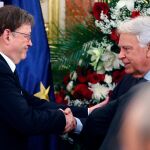 El expresidente del Gobierno Felipe González, y el presidente de la Generalitat Valenciana Ximo Puig, en la capilla ardiente del exvicepresidente del Gobierno Alfredo Pérez Rubalcaba, instalada en el Congreso de los Diputados. LA RAZÓN