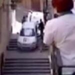 «Gire a la derecha y arrójese por la escalera»