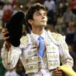 Juan del Álamo, ya lesionado, durante su salida a hombros el sábado en el coso de La Tercera