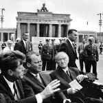 Tres figuras emblemáticas. John F. Kennedy, presidente de los Estados Unidos; Willy Brandt, alcalde de Berlín; y Konrad Adenauer, canciller de la República Federal de Alemania y constructor de la Europa de posguerrra