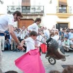 Padilla ayuda con el capote a un niño en presencia de Morante, preparado para embestir con el carretón