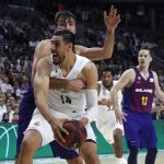 Oriola frena a Ayón en falta / Efe