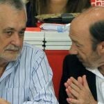 El líder del PSOE, Alfredo Pérez Rubalcaba conversa con el presidente de la Junta de Andalucía, José Antonio Griñán (izq), durante la reunión del Comité Federal del PSOE