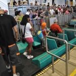 Una familia con una persona con discapacidad sube a una atracción en Disney World , EE UU
