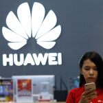 Una empleada de Huawei en un tienda de Tailandia