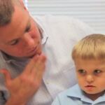 Grayson, junto a su padre