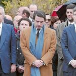 José María Aznar junto a Javier Arenas y Ángel Acebes, durante el minuto de silencio que guardaron en La Moncloa un día después del atentado.