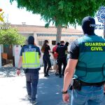 Agentes en el momento de la detención