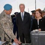 El ministro de Defensa, Pedro Morenés (c), durante la visita que ha realizado a Kazajistán