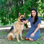 Rocío Monasterio, candidata de VOX a la Comunidad de Madrid, y su perra Quinta
