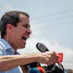 Juan Guaidó habla ante cientos de sus simpatizantes este sábado, en Guatire/EFE