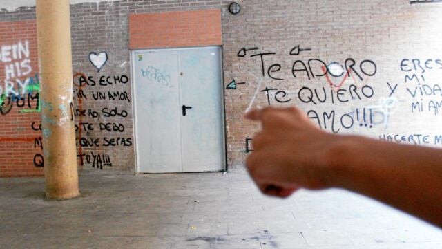 Los vecinos de la calle Castroserna se sorprendieron ayer al averiguar que una mujer había estado encerrada en un trastero del número 6