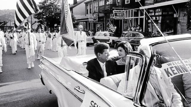 El presidente JFK saluda a la multitud antes de ser asesinado en Dallas en 1963