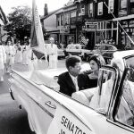 El presidente JFK saluda a la multitud antes de ser asesinado en Dallas en 1963