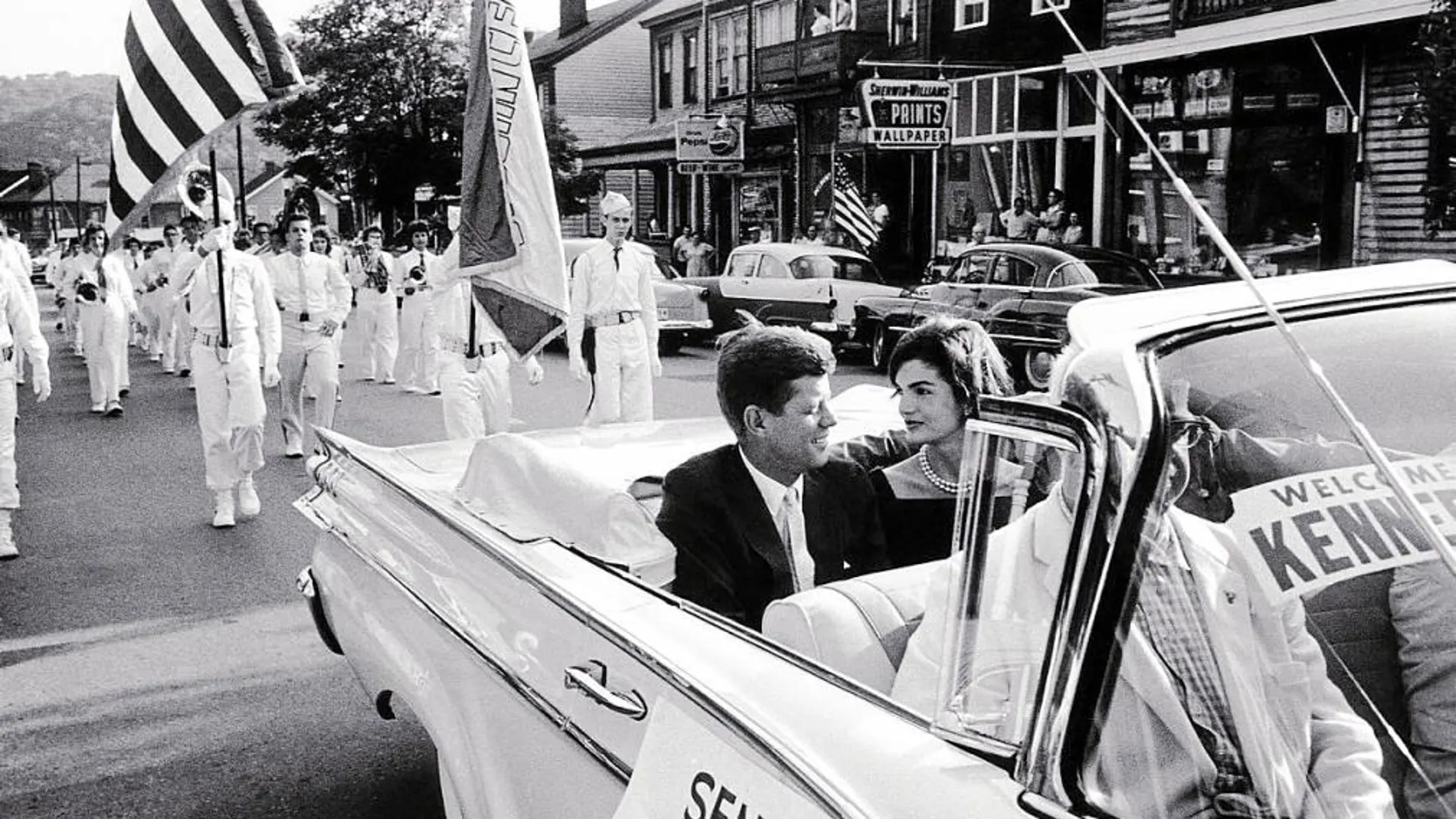 El presidente JFK saluda a la multitud antes de ser asesinado en Dallas en 1963