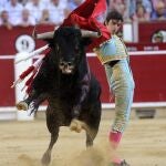 Pase cambiado por la espalda de Miguel Ángel Perera, en la pasada Feria de Albacete