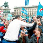 Matteo Salvini saluda a sus seguidores en la multitudinaria concentración en la Plaza del Duomo de Milán / Reuters
