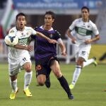 El delantero del Elche Ferrán Corominas 'Coro' (izda), trata de llevarse el balón ante el acoso del jugador del Valladolid Álvaro Rubio