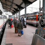 Trenes de media distancia en la estación de ferrocarriles del Campo Grande, en Valladolid
