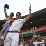 Padilla saluda a la afición junto a uno de los niños que presenció la clase