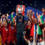 En un momento de la celebracion de los “reds” se pudo ver a alguien pegando lances, uno detrás de otro hasta rematar con la media entre los olés del enfervorecido ‘tendido’ de los de Liverpool: el que las pegaba era José Luis Rodríguez, el fisio e hijo de Parada